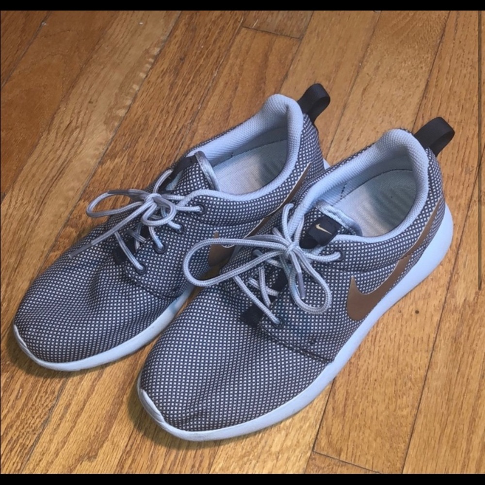 Nike Roche Sneakers - Picture 2 of 3